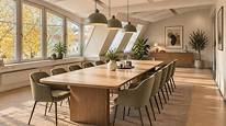 Plats för stort bord för möten och luncher, bilden är en AI genererad illustration Plats för stort bord för möten och luncher, bilden är en AI genererad illustration