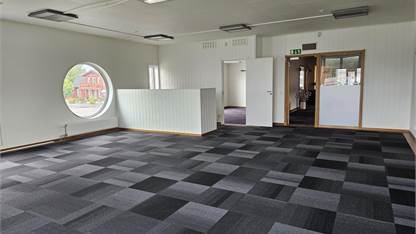 Stor öppen yta med dörr till 22 kvm kontor samt gemensamt pausrum Ledig lokal, Norra Obbolavägen 131, 137, 139, Umeå, Umeå