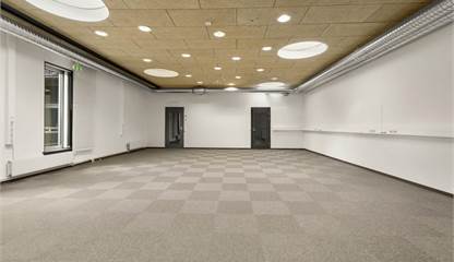 Öppen planlösning med flertalet takfönster Törnstens Gränd 15B