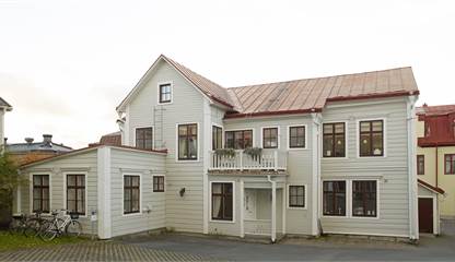 Fasad och entré från innergård Köpmangatan 41