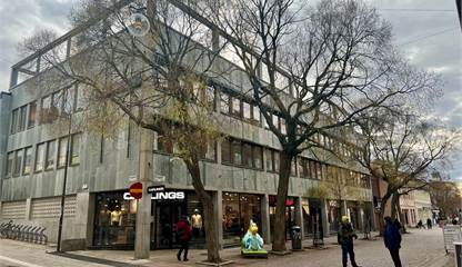 Fastigheten är belägen mitt på gågatan Prästgatan 39