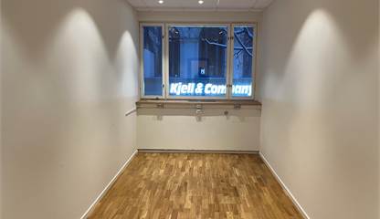 Kontorsrum med fönster mot gågatan Prästgatan 37A