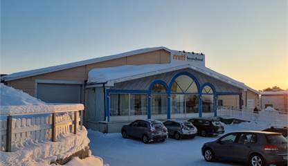 Entré till butiken samt intilliggande stor besöksparkering Bangårdsgatan 43