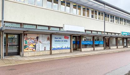 Butikslokal med skyltfönster ut mot gatan Axel Dahlströms Torg 1
