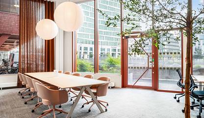 Härligt ljusinsläpp i vår coworkingyta Hyllie Stationsväg 41