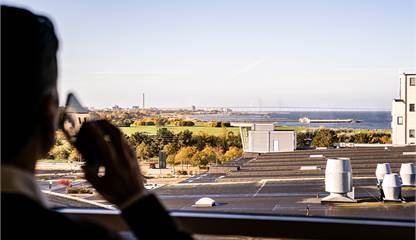 Hub 1947 är omgiven av Malmös mest dynamiska kvarter, där näringsliv möter havsbris och grönskande promenadstråk Skeppsgatan 19
