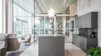 På bottenplan vid entrén hittar du en gemensam lobby med olika mötesmöjligheter På bottenplan vid entrén hittar du en gemensam lobby med olika mötesmöjligheter