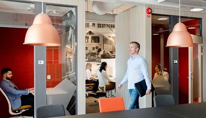 Sitt i vår coworkingdel på Hub 1947 Skeppsgatan 19