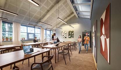 Föreläsningssal med fönster i både fasad och tak. Carl Skottsbergs gata 22 B