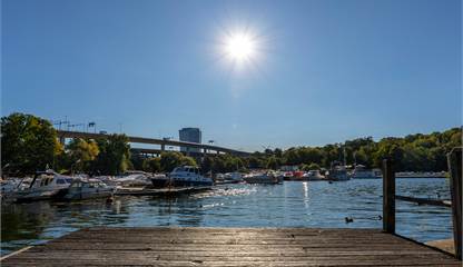 Strandpromenad nedför kontoret Ringvägen 100