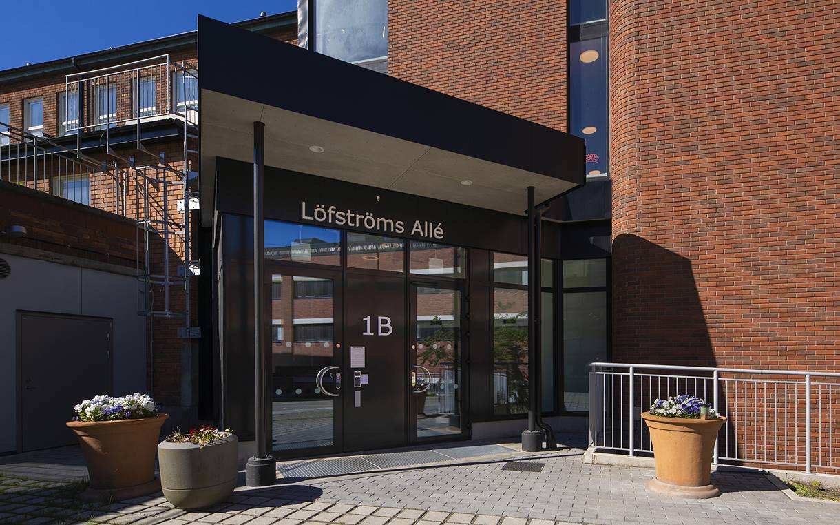 Löfströms Allé 1B, Centrum