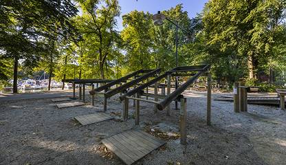 Utegym nedanför kontoret Ringvägen 100