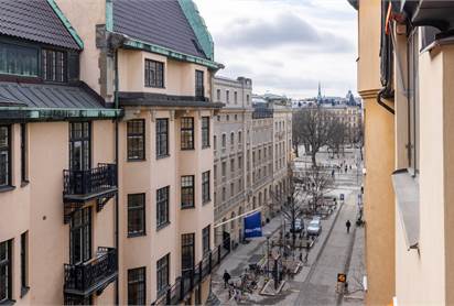Bild från utsikten mot Nybrogatan från balkongen