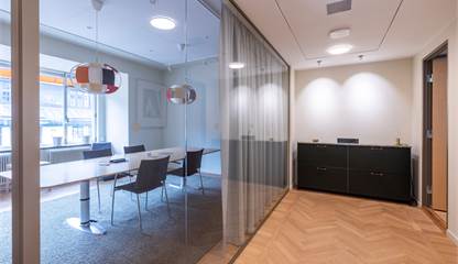Interiörbild mötesrum med fönster mot Nybrogatan