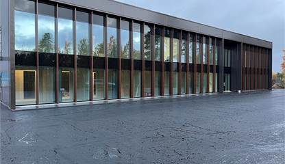 Bild från 2022-09-01 Fasaden är nu klar och interiören håller på att ta form med kontor och lager.