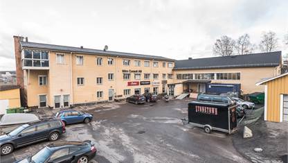 Foto från Björneborgsgatan, tre av lokalernas entrédörrar finns i mitten på bilden, i innerhörnet.