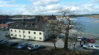 Vy mot huset Ledig lokal, Algatan 1, Gustavsberg, Värmdö