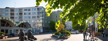 Bergshamra centrum, torg med bibliotek i bakgrunden. Björnstigen 36