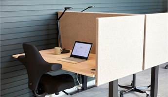 Höj- och sänkbart skivbord med ergonomisk stol