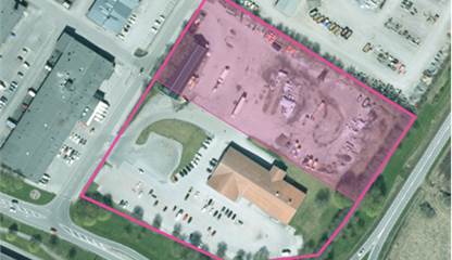 Befintlig fastighet där rosa-markerat område avser ett förslag på  hur den avstyckade tomten kan se ut