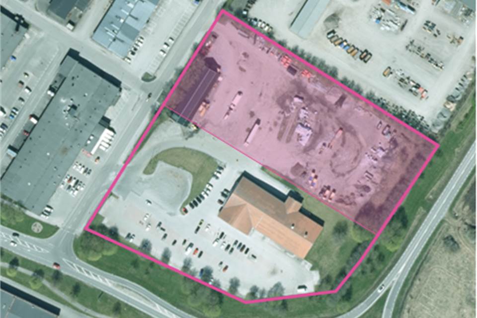 Befintlig fastighet där rosa-markerat område avser ett förslag på  hur den avstyckade tomten kan se ut