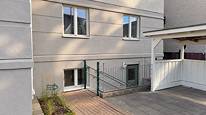 Egen ingång mot gatan Egen ingång mot gatan