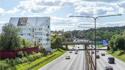 Vy längs med E18 Ledig lokal, Iggebygatan 12, Kontorshuset Vråken, Västerås