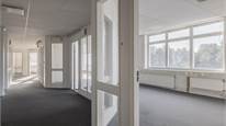 Stora fönsterpartier som skapar en härlig känsla av rymd och trivsel. Stora fönsterpartier som skapar en härlig känsla av rymd och trivsel.