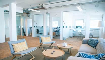Mötesrum och varierade arbetsplatser med en flexibilitet som möjliggör plats för många. Ulvsundavägen 178A