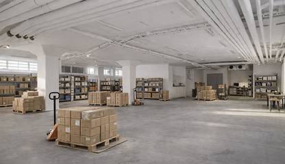 Exempel på hur lokalen kan användas som som lager, med ytor för lagerhantering och pallförvaring. Ulvsundavägen 174