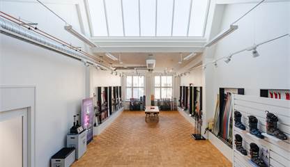 Generös takhöjd, stora fönster- och takfönster som släpper in rikligt med naturligt ljus Ranhammarsvägen 20