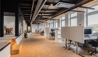 Luftig känsla med cirka 4 meters takhöjd, svart innertak med ljudabsorbenter och stora fönsterpartier. Ranhammarsvägen 20