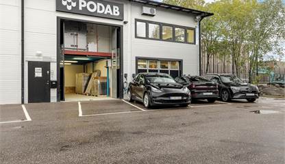 Representativ fastighet med egen entré, lastport och parkeringsplatser direkt utanför dörren. Stensätravägen 8