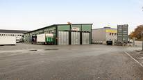 Modern fasad med tydlig skyltning och hela åtta portar – perfekt för logistik och inlastning. Modern fasad med tydlig skyltning och hela åtta portar – perfekt för logistik och inlastning.