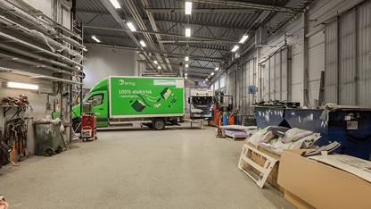 Entréplanet rymmer stora verkstads- och lagerytor med dubbel takhöjd, idealiskt för skrymmande utrustning eller högt lager. Ledig lokal, Kumla Gårdsväg 13, Botkyrka/Eriksberg, Botkyrka