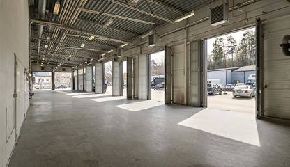 Ljus lagerlokal med 8 markportar (höjd 4–4,5 m) och smidig access Kumla Gårdsväg 13