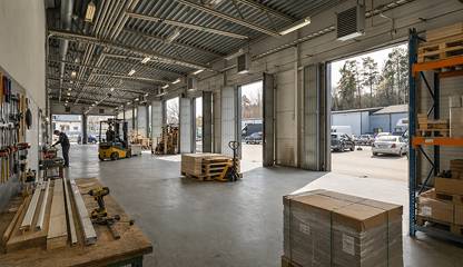 Exempel på hur lokalen kan disponeras - ljus och flexibel yta med goda logistikmöjligheter. Kumla Gårdsväg 13