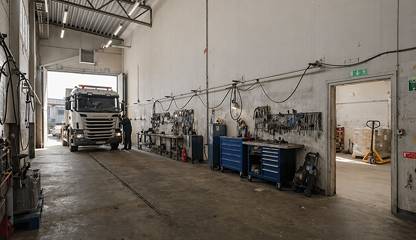 Inspirationsbild som visar potential för verkstad med plats för större fordon och effektiv arbetsyta. Kumla Gårdsväg 13