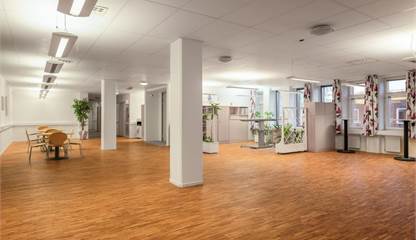 Välplanerad layout som kombinerar öppna arbetsytor med naturliga möteszoner för samarbete och kreativitet. Rökerigatan 20