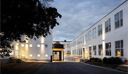 Ljus, stilren fastighet med välkomnande innergård och generösa fönster. Ranhammarsvägen 20