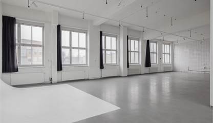 Ljus och rymlig huvuddel med cirka 4 meters takhöjd och stora fönster som skapar en öppen och inspirerande arbetsmiljö. Ranhammarsvägen 20