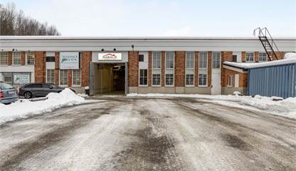 Utmärkta inlastningsmöjligheter med stor port och goda rangerytor. Hamringevägen 1