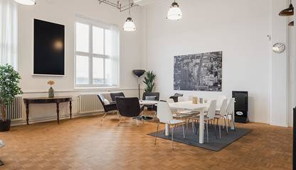 Representativ lounge och mötesyta i öppen planlösning med stora fönster Ranhammarsvägen 20