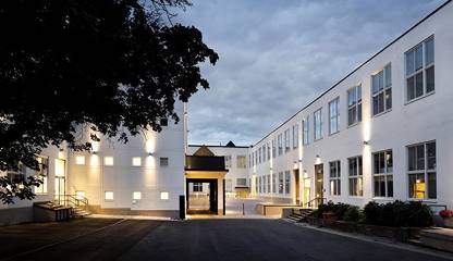 Välskött fastighet med inbjudande innergård och smidig besöksparkering i anslutning till entrén. Ranhammarsvägen 20