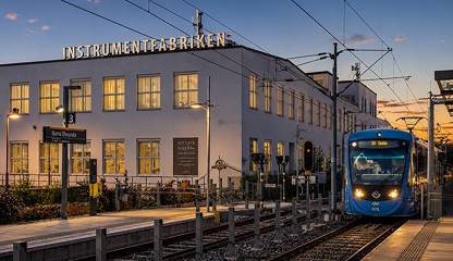 Tvärbanan precis intill fastigheten ger smidiga kommunikationer till Alvik, Sundbyberg, Solna och vidare in mot city. Ranhammarsvägen 20
