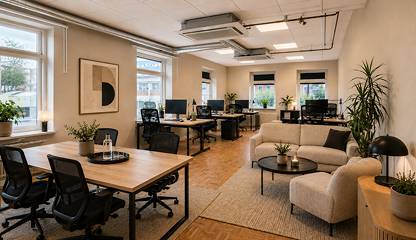 Ljus och modern kontorsmiljö med genomtänkt planering, arbetsplatser, mötesyta och lounge i samma öppna yta. Ranhammarsvägen 20