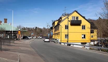 Floda Stationsväg mot stationen Floda Stationsväg 1A-I, 1K