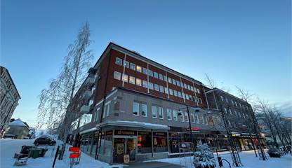 Två fräscha lokaler blir tillgängliga för uthyrning. Den ena är 88 kvm och ligger på plan 3. Den andra är 230,6 kvm och finns på plan fyra. Bägge lokalerna har ingång från Nygatan 11 och vetter mot Nygatan och Storgatan i centrala Luleå.