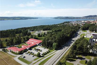 Fastigheten i förgrunden med Östersunds centrum till höger i bild.