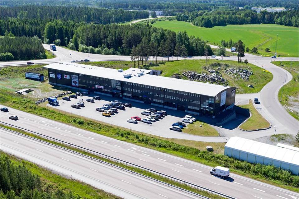 Kontorslokalen i Enköping ligger precis intill E18/väg 55 och erbjuder därmed perfekt läge för både skyltning samt tillgänglighet!